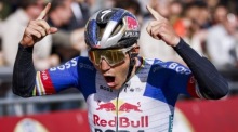 Remco Evenepoel gewinnt das Amstel Gold Race 2026 nach 257 Kilometern und jubelt im Ziel in Valkenburg über seinen Triumph. Foto: epa/Vincent Jannink
