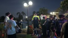 Rettungskräfte und Ersthelfer kämpfen am Beckenrand um das Leben der beiden Mädchen. Bild: TMN.TV