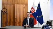 Der neue slowakische Ministerpräsident Ludovit Odor sitzt nach der Ernennungszeremonie der neuen slowakischen Technokratenregierung in Bratislava am Schreibtisch in seinem neuen Büro. Foto: epa/Christian Bruna