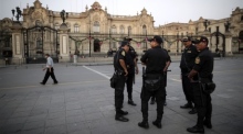 Polizei-Beamte bewachen den Regierungspalast in Lima. Foto: epa/Bienvenido Velasco