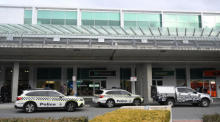 Die australischen Bundespolizisten versammeln sich am Flughafen von Canberra, nachdem ein Mann mindestens drei Schüsse abgefeuert hat, in Canberra. Foto: epa/Mick Tsikas