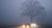 Bei schlechten Lichtverhältnissen kommt es auf eine funktionierende Lichtanlage und beste Sicht durch die Autoscheiben an. Foto: Patrick Pleul/dpa