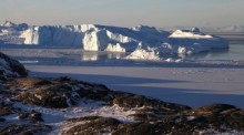 Eisberge ragen im Ilulissat-Eisfjord in der Nähe des westgrönländischen Ortes Ilulissat in die Höhe. Foto: Steffen Trumpf/dpa