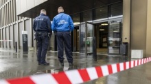 Polizei und Sicherheitskräfte sichern die Anhörung der Staatsanwaltschaft zum tödlichen Brand im Lokal „Le Constellation“ in Sion. Foto: EPA/Cyril Zingaro