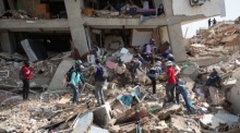 Helfer räumen nach den schweren Erdbeben Trümmer an beschädigten Gebäuden in Catia La Mar in Venezuela. Foto: EPA/Ronald Peña R.