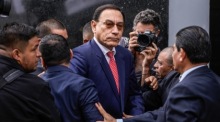 Ex-Präsident Martín Vizcarra trifft am Gericht ein, wo er sich wegen mutmaßlicher Bestechungszahlungen in großen Bauprojekten verantworten muss. Foto: EPA/John Reyes Mejia