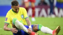 Brasiliens Stürmer Neymar hält seinen rechten Knöchel während des Fußballspiels der Gruppe G der FIFA Fussball-Weltmeisterschaft 2022 zwischen Brasilien und Serbien im Lusail-Stadion. Foto: epa/Laurent Gillieron