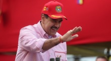 Venezuelas Präsident Nicolás Maduro winkt Anhängern bei einer Kundgebung in Caracas vor dem Hintergrund wachsender Spannungen wegen der US-Militärpräsenz in der Karibik. Foto: epa/Miguel Gutierrez