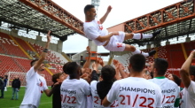 Spieler des FC Südtirol feiern den erstmaligen Aufstieg in die italienische Serie B. Foto: FC Südtirol/dpa