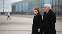Bundespräsident Frank-Walter Steinmeier und seine Frau Elke Büdenbender gehen an Bord einer Maschine der Flugbereitschaft um nach Kanada zu fliegen. Foto: Britta Pedersen/dpa