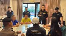 Ermittler des CIB und der Einwanderungsbehörde befragen die festgenommenen chinesischen Verdächtigen in einem Wohnhaus in Huai Yai bei Pattaya. Bild: TMN.TV
