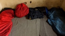 Die Migranten schlafen in Schlafsäcken. Foto: epa/Edvard Molnar Ungarn Out