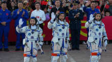 Die Besatzung der Mission „Shenzhou 23“ verabschiedet sich vor dem Start zur chinesischen Raumstation „Tiangong“. Foto: AP/Ng Han Guan