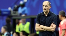 Englands Nationaltrainer Thomas Tuchel verfolgt das WM-Halbfinale gegen Argentinien in Atlanta von der Seitenlinie. Foto: Ronald Wittek/epa