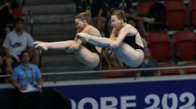 Lena Hentschel und Jette Müller aus Deutschland treten bei den Vorrunden im 3-Meter-Synchronspringen der Frauen während der Weltmeisterschaften im Wassersport 2025 in Singapur an. Foto: epa/Rungroj Yongrit