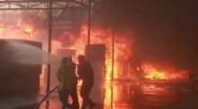 Feuerwehrleute kämpfen gegen die Flammen in einer Latexmatratzenfabrik in Ayutthaya, während 97 Arbeiter in Sicherheit gebracht werden. Foto: Dailynews