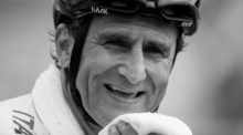 Alessandro Zanardi lächelt nach dem Gewinn der Silbermedaille im Straßenrennen der Männer H5 während der Paralympics 2016 in Rio de Janeiro. Foto: Mauro Pimentel/Ap/dpa