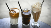 Kalter Kaffee als Iced Latte (l-r), Eiskaffee mit Eiswürfeln und klassischer Eiskaffee mit Vanilleeis und Sahne. Foto: Jens Kalaene/dpa