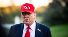 Trump spricht nach seiner Rückkehr im Weißen Haus über den Streit um Massenentlassungen während des US-Regierungsstillstands. Foto: epa/Graeme Sloa