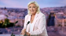Marine Le Pen posiert vor einem Interview mit dem französischen Sender TF1 nach dem Urteil in ihrem Berufungsprozess wegen veruntreuter EU-Gelder. Foto: EPA/Christian Hartmann/pool