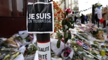Ein Schild mit der Aufschrift «Je suis en terrasse» vor einem Gedenkort nahe dem Restaurant Le Carillon in Paris. Archivfoto: epa/Sebastien Nogier