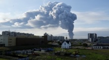 Rauch steigt aus einem Brand in einem brennenden Lagerhaus des russischen Online-Shops Wildberries in Shushary bei Sankt Petersburg auf. Foto: EPA/Stringer