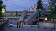 Zwei Waggons eines Güterzugs liegen auf einer Straße, nachdem sie von einer Brücke gestürzt sind. Foto: Ehsan Monajati/dpa