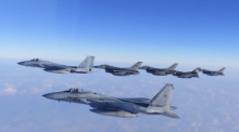 Japanische F-15 und US-F-16 trainieren gemeinsam bei einer Luftübung über Japan als Reaktion auf regionale Spannungen und Raketentests. Foto: dpa/Joint Staff