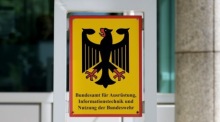 Ein Hinweisschild am Eingang des Bundesamts für Ausrüstung der Bundeswehr. Foto: epa/Ronald Wittek