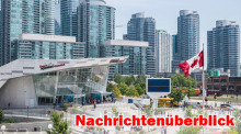 Sommerlicher Blick auf das Ripley’s Aquarium of Canada in Toronto mit modernen Hochhäusern im Hintergrund und wehender kanadischer Flagge im Vordergrund. Foto: Mauro Unsplash/Fabio Cilurzo