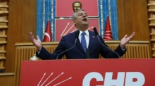 Özgür Özel spricht bei der Fraktionssitzung seiner Partei in der Großen Nationalversammlung in Ankara. Foto: epa/Necati Savas