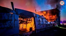 Ein brennendes Lagerhaus in Pardubice. Foto: epa/Hzs Pardubickeho Kraje (mit Freundlicher Genehmigung)