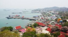Einen Superausblick auf den Hauptort und die in der Bucht auf Reede liegenden Schiffe bietet der chinesische Tempel. Fotos: Jahner