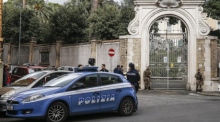 Polizei-Beamte stehen vor dem Eingang der Apostolischen Nuntiatur in der Via Po in Rom. Archivfoto: epa/FABIO FRUSTACI