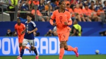 Fußball an der Ecke eines Fußballfeldes. Foto: Adobe Stock/Billion