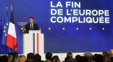 Der französische Präsident Emmanuel Macron hält an der Sorbonne-Universität in Paris eine Rede über die Zukunft Europas. Foto: epa/Christophe Petit Tesson / Pool