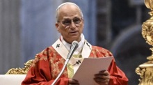 Papst Leo XIV., zuvor Kardinal Robert Francis Prevost aus den USA, segnet die Gläubigen von der Loggia des Petersdoms. Foto: epa/Fabio Frustaci