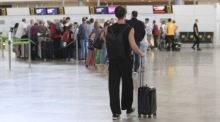 Reisender mit Gepäck am Flughafen Alicante-Elche nach großflächigem Stromausfall in Spanien, während der Flugbetrieb wieder normal läuft. Foto: epa/Morell