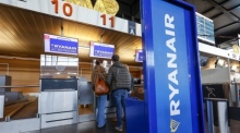 Schlange vor den Check-in-Schaltern, weil das belgische Kabinenpersonal von Ryanair auf dem Flughafen Brüssel-Süd in Charleroi streikt. Foto: epa/Julien Warnand