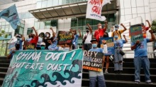 Protest gegen den jüngsten Vorfall mit Wasserkanonen im chinesischen Konsulat in Manila. Foto: epa/Mark R. Cristino