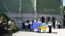 Demonstranten protestieren vor dem russischen Pavillon auf dem Gelände der Kunstbiennale 2026 in Venedig gegen den russischen Angriffskrieg auf die Ukraine. Foto: Felix Hörhager/dpa