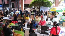 Der neue Gemeinschaftsmarkt im Rathaus von Pattaya lockte zahlreiche Besucher an, die günstige Produkte des täglichen Bedarfs einkauften. Bild: TMN.TV