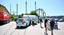 Die Polizei trifft nach einem Achterbahnunfall im Vergnügungspark Groena Lund in Stockholm am Unfallort ein. Foto: epa/Claudio Bresciani/tt