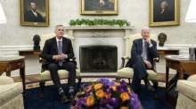 Biden trifft sich mit dem Sprecher des Repräsentantenhauses McCarthy im Oval Office. Foto: epa/Yuri Gripas