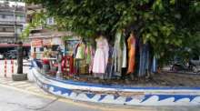 Zahlreiche traditionelle thailändische Trachten waren als rituelle Gaben am Bodhi-Baum auf dem Lan-Pho-Markt in Naklua abgelegt worden. Bild: PR Pattaya
