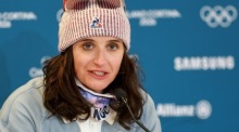 Goldmedaillengewinnerin Julia Simon bei der Pressekonferenz nach dem 15-km-Einzelrennen im Biathlon bei den Winterspielen. Foto: EPA/Pierre Teyssot