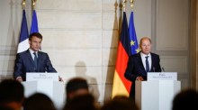 Französischer Präsident Emmanuel Macron (L) und Bundeskanzler Olaf Scholz (R). Foto: epa/Sarah Meyssonnier