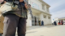 Sicherheitsbeamter bewacht Krankenhaus in Chaman, nachdem Bewaffnete ein Polio-Impfteam an der Grenze dort angegriffen haben!! Foto: EPA/Akhter Gulfam