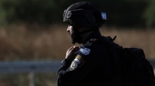 Ein israelischer Polizeibeamter steht Wache. Foto: EPA/Atef Safadi