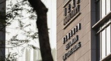 Das West Kowloon Magistrates’ Courts Building in Hongkong, wo Medienunternehmer Jimmy Lai zu 20 Jahren Haft verurteilt wurde. Foto: MAY JAMES/epa